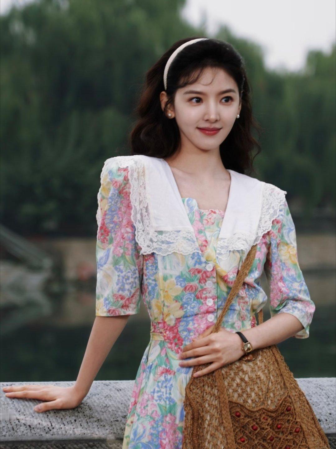 网友票选出最适合年代剧的女明星：TOP9沈月TOP8卢昱晓TOP7关晓彤T