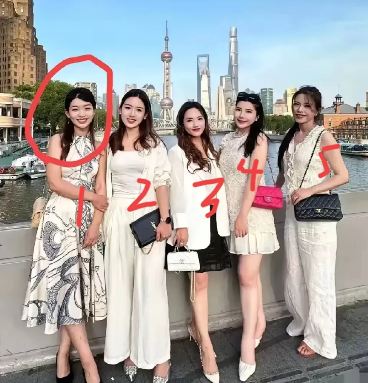 今天我和几个姐妹去逛街，有一个是富婆，你能看出是哪一个吗？