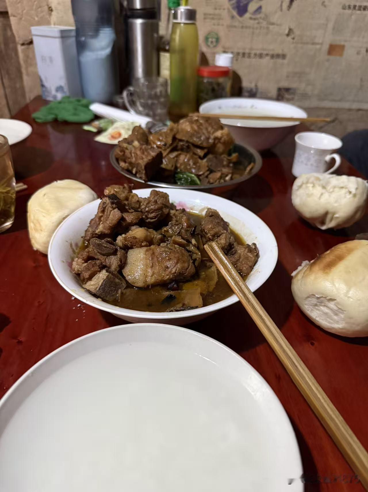我家男人发来了照片，说晚上他妈炖的排骨，他们一家要吃排骨，还有婆婆蒸的大新馒头。