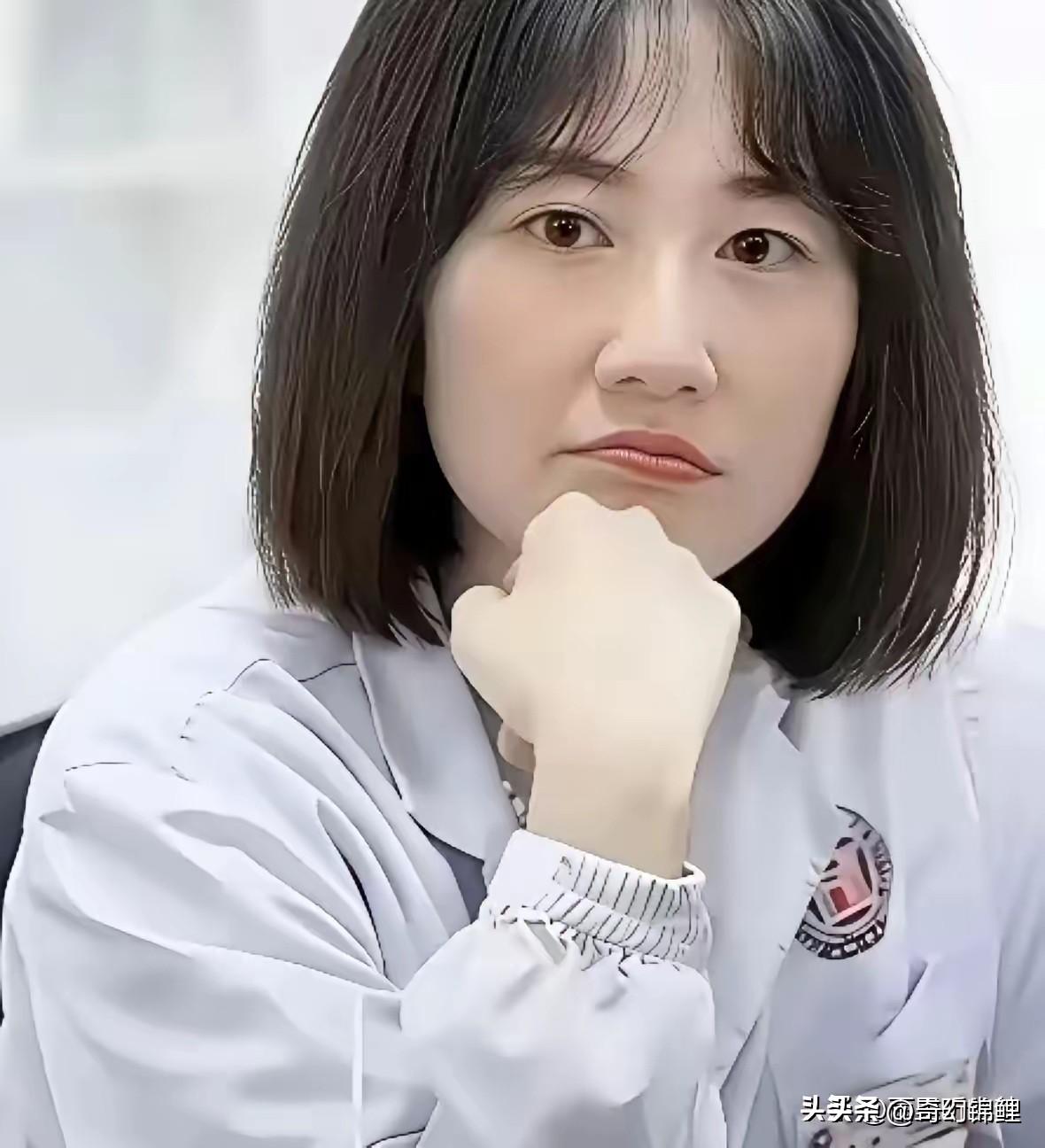 是男人都喜欢曾琦，漂亮医术又高，又是中南博士、主任医师。这一路走上来有多不容易，