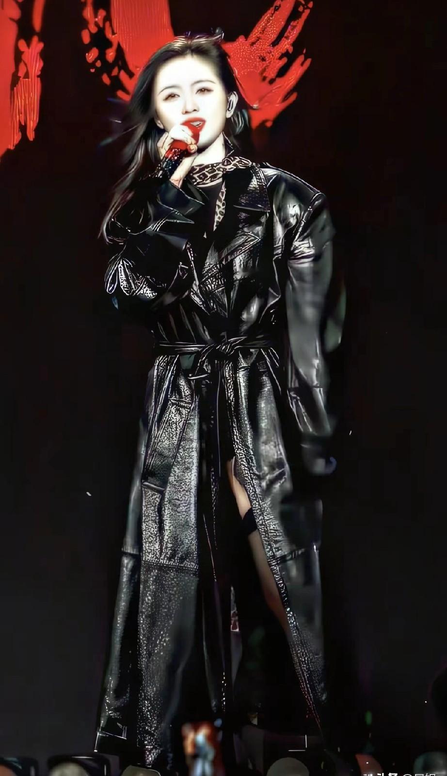 1200万双眼睛盯着她29岁。PeetDullaert工坊的针线，在她身上缝