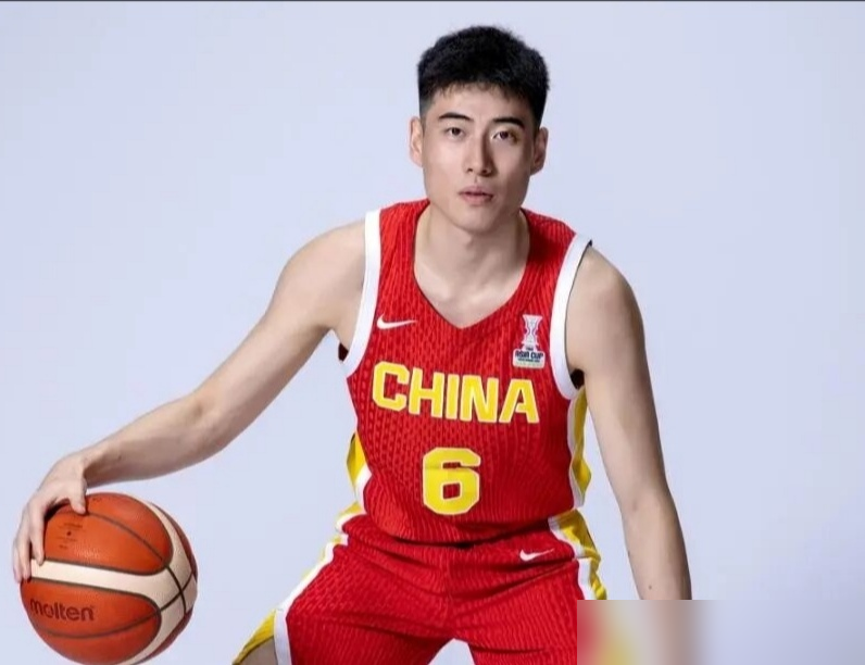 3分，媒体喊他滚蛋，教练只给了俩字：及格。程帅澎这事，有意思。名单就14个人，后卫挤了7个，最后只留