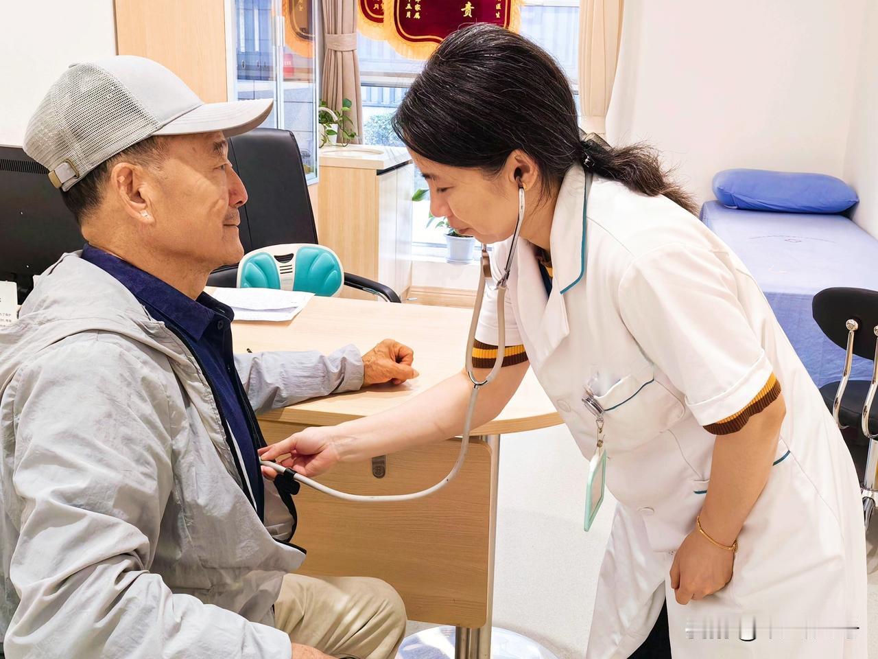 医生眼里的病不避医医生朋友说，他们接诊问诊最怕两种人。一种是话少的，病情不全说