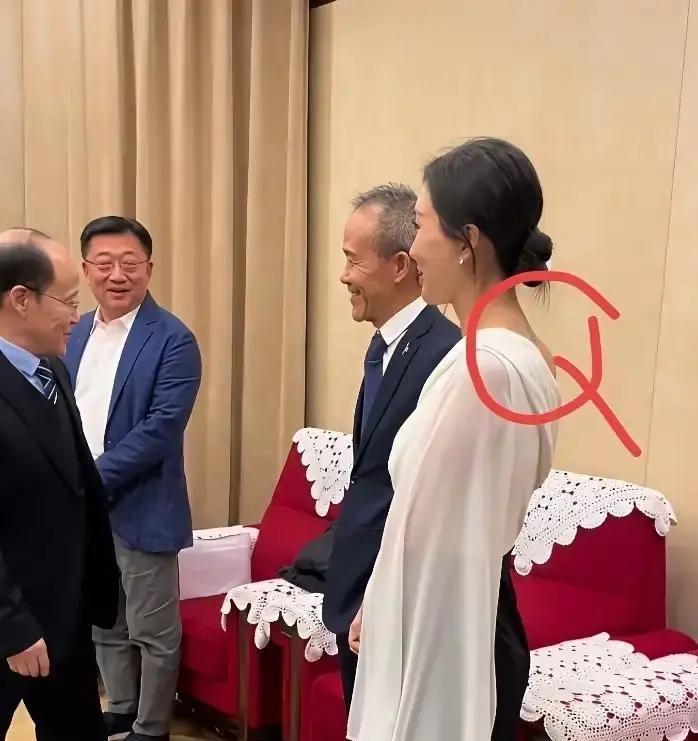 脖子上的新纹身，花了31万？田朴珺在曼谷的这场晚宴，真不是普通饭局。主办方是