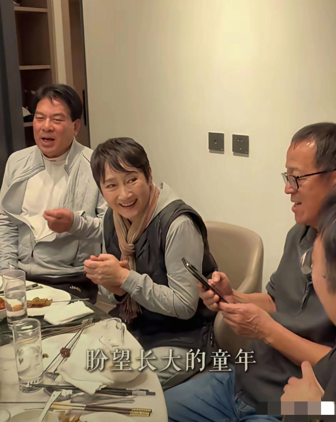 画面中的朱时茂红光满面，嘴巴大张；系着围巾的成方圆柔发覆额，满面春风；捧着手机的