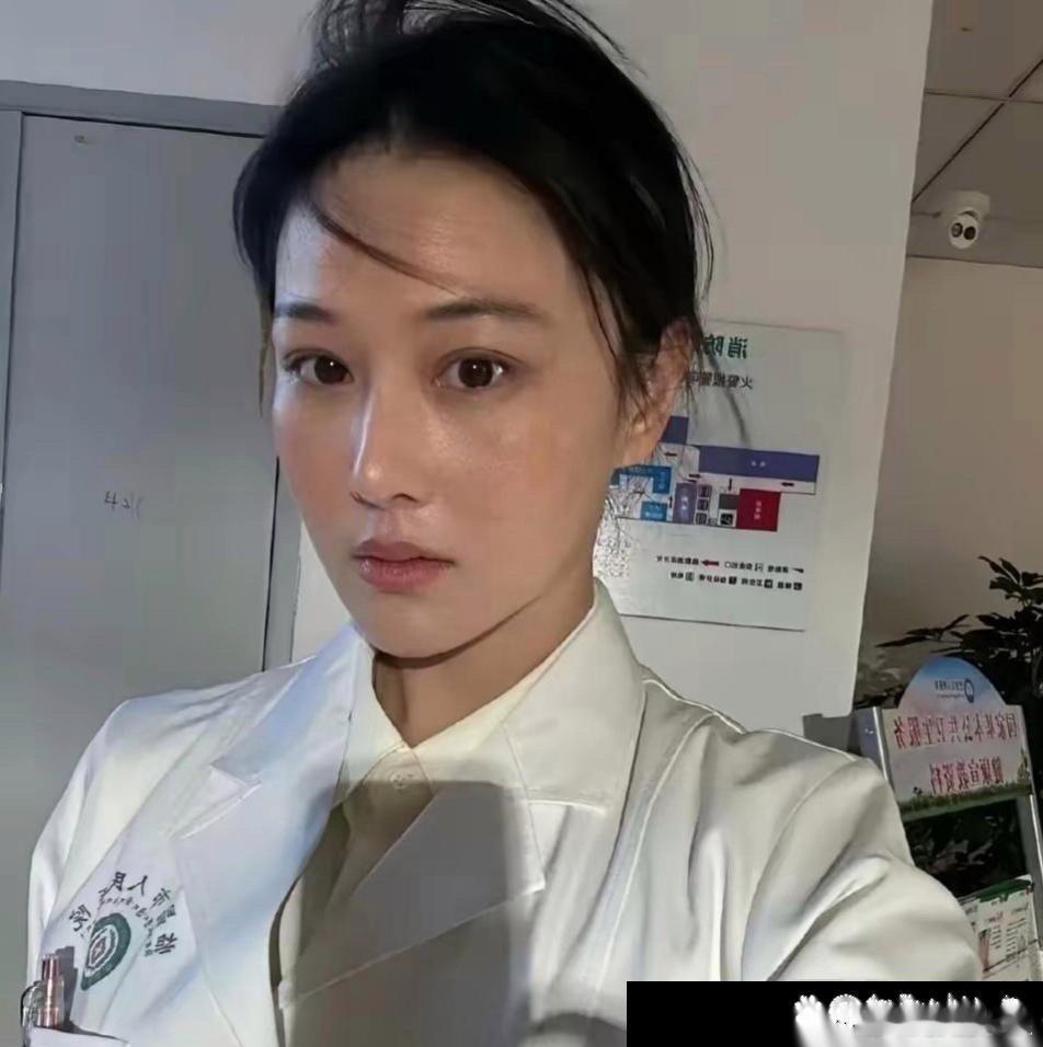 张馨予的素颜照真美，皮肤好，长相独特，越看越喜欢​​​