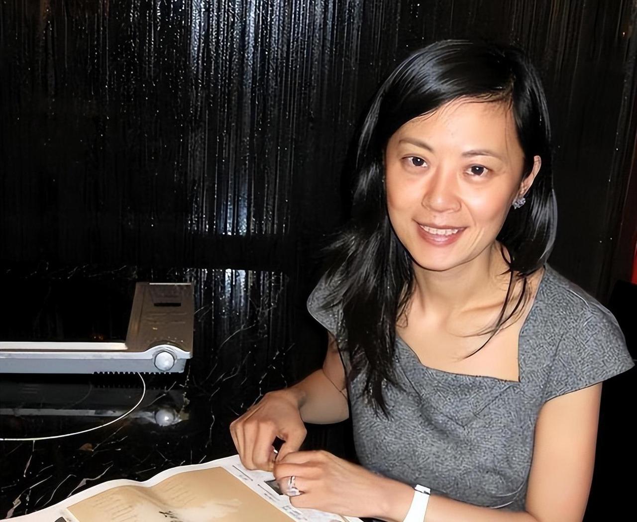 “我愿意放弃中国国籍，自愿加入英国！”2004年，央视美女主持姜丰嫁给英国富豪，