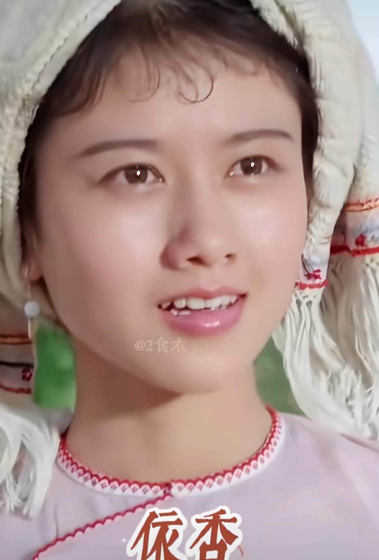照片中这个既纯朴又漂亮的姑娘，你猜是谁呢？肯定有很多人不会把她跟跳孔雀舞的杨丽