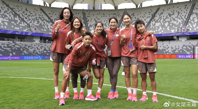 王霜晒中国女足合影照中国女足亚洲杯首轮比赛即将开赛之际，晒出多张中国女足全家