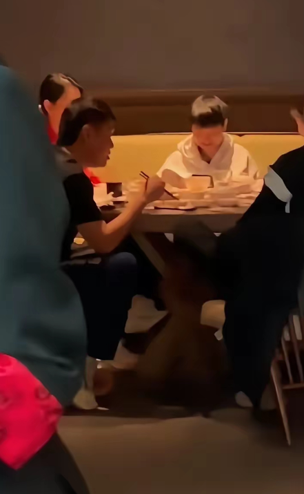 家人们谁懂啊！吃饭居然偶遇莎莎了！本来就超激动，没想到她人超好还主动