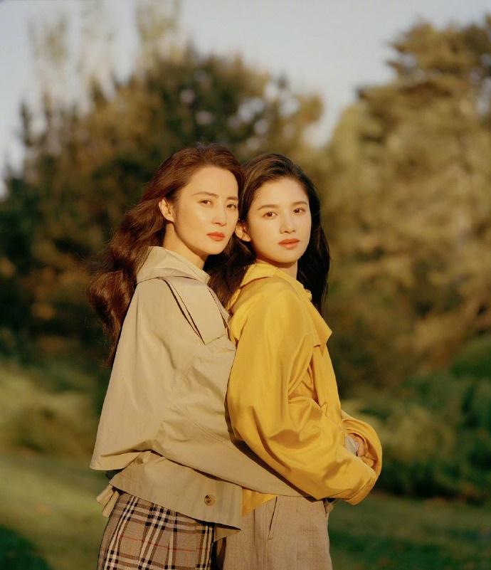 最近蒋勤勤和张婧仪一起拍摄了一组大片，两位搭配的都很特色，像一对年轻的姐妹。