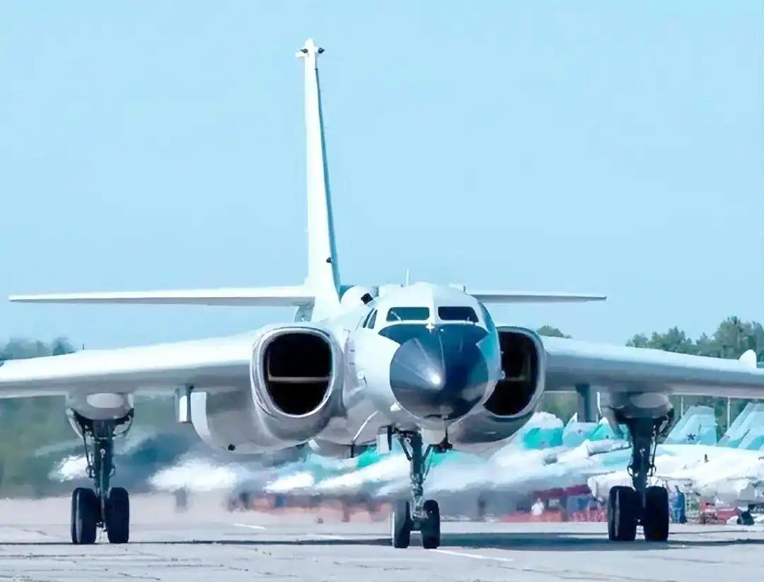 ·为何中国反复升级轰六轰炸机群？因为说白了，压根就是歪打正着，本来是技术不够，结