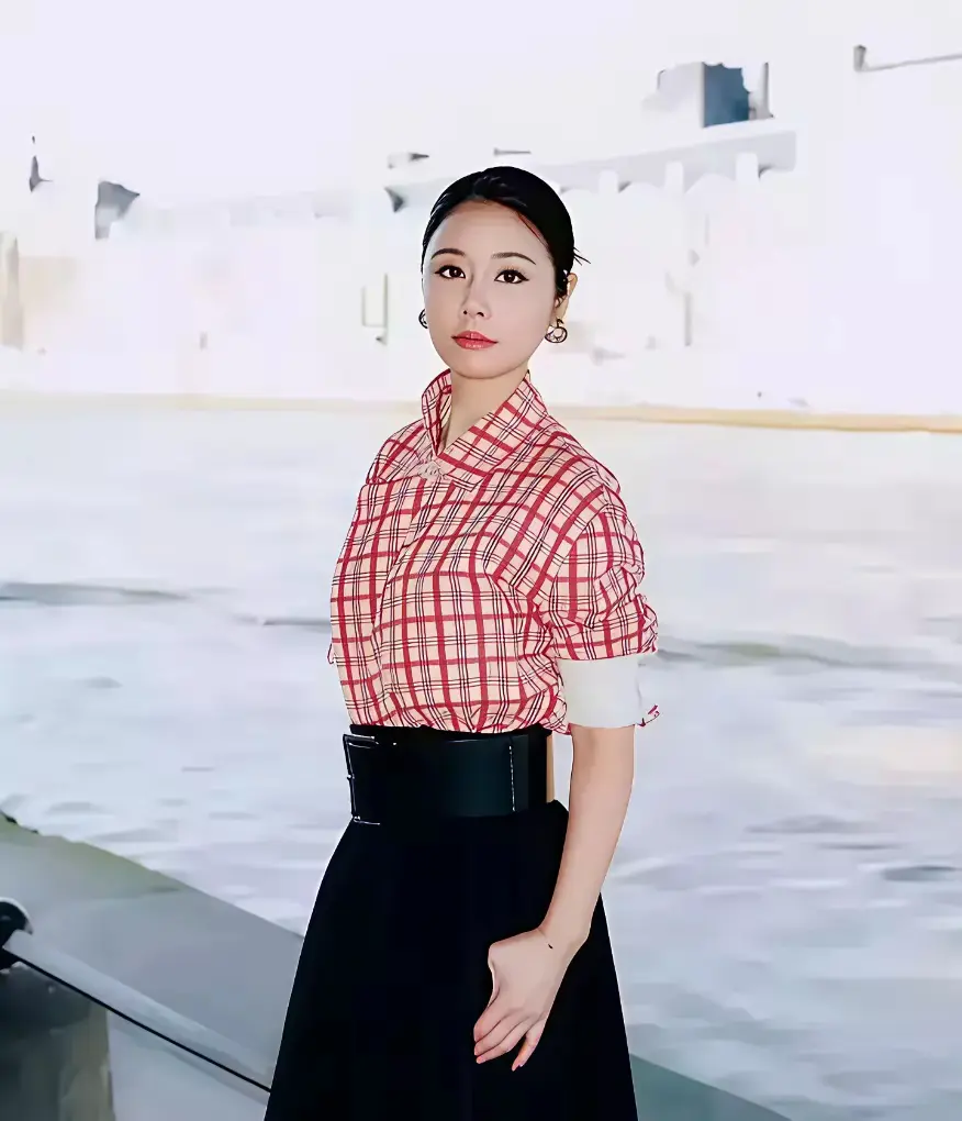 林心如在河边散步，衣着考究华美，身材凸凹有致，气质高雅迷人