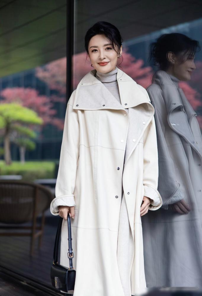 别再盯着周涛那件20万的爱马仕大衣了，太肤浅。你以为爱马仕请一个58岁的女人