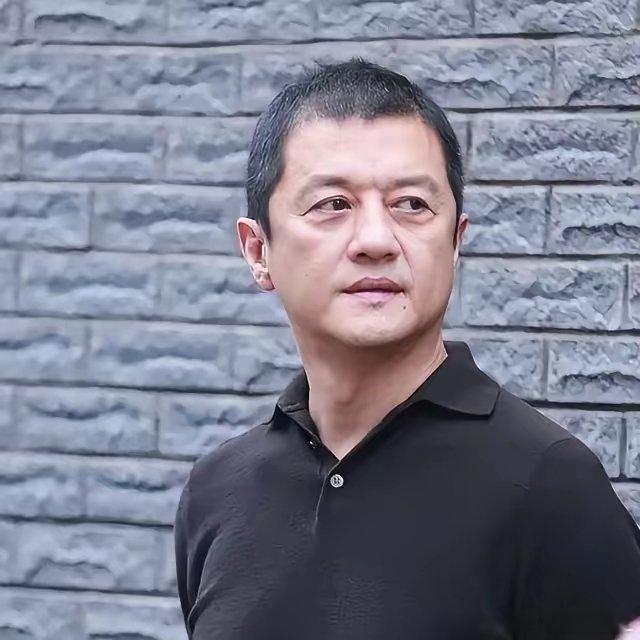 李亚鹏现在的生活状态是租房子住，日子过得很拮据，他说现在根本拿不出钱来给女儿李嫣
