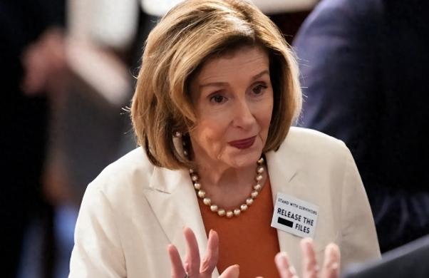 猝不及防！特朗普国情咨文突然点名佩洛西一顿猛批，结果在24小时被反杀，场面彻底失