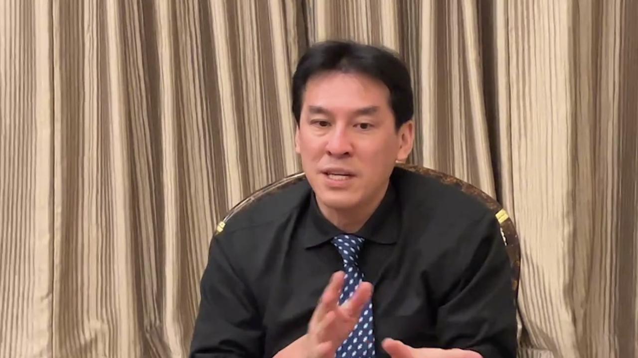 黄暐瀚近日在绿媒政论节目中谈及韩国瑜发飙事件时，作出了多角度分析。他首先引用