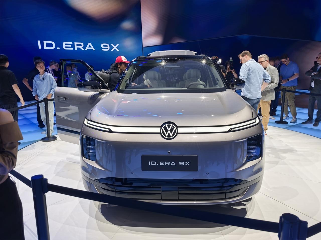 上汽大众这次也是全阵容出场，带来了ID.ERA9X、途观LePro、帕萨特