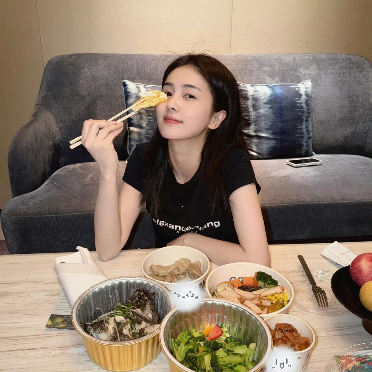 白鹿小号晒出超治愈的干饭照啦！照片中白鹿用筷子夹着食物靠近眼睛，这个动作俏皮