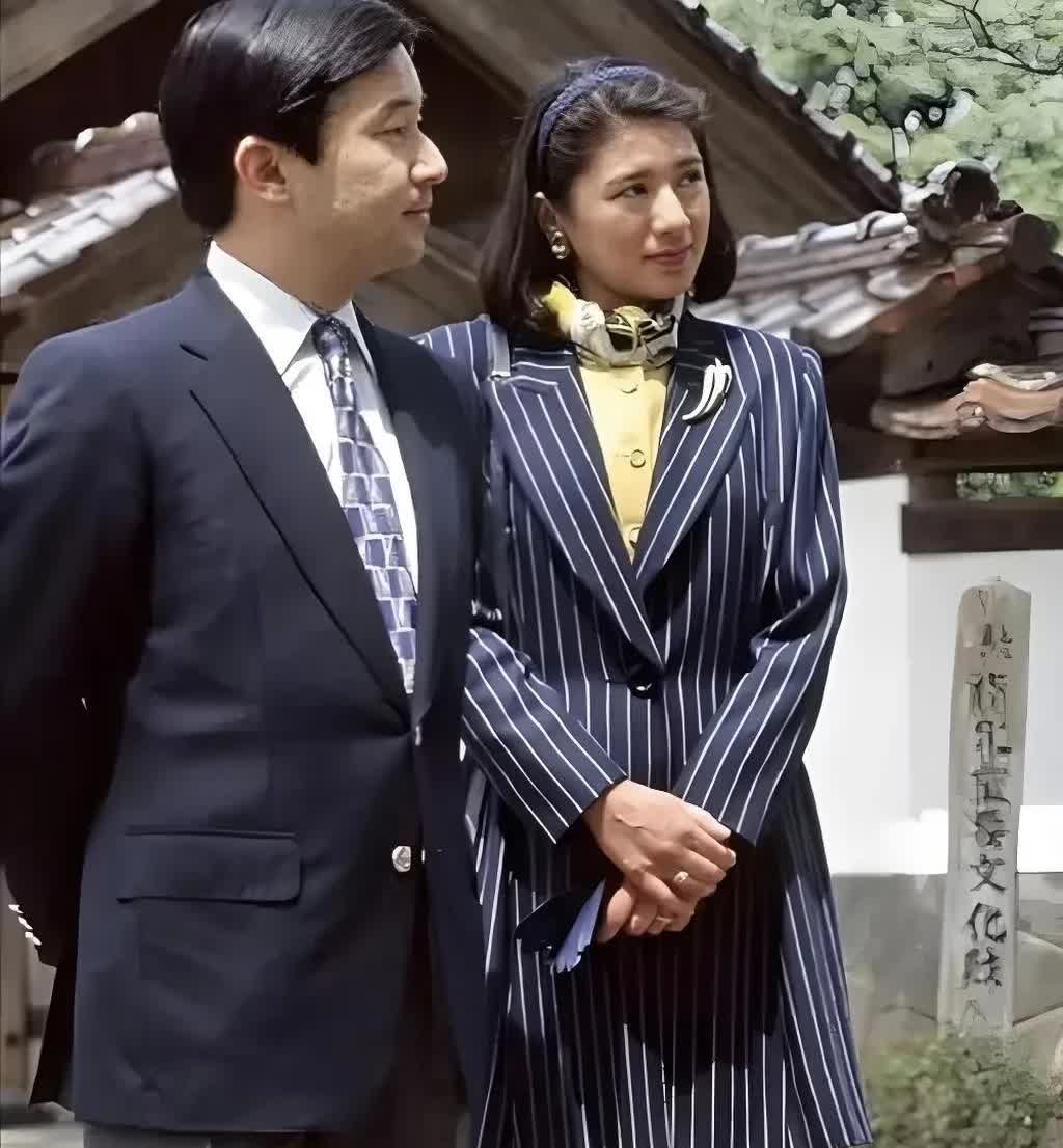 德仁就是单纯喜欢长得漂亮的女人，根本不在乎女孩子本身，是什么样的性格、经历，反正