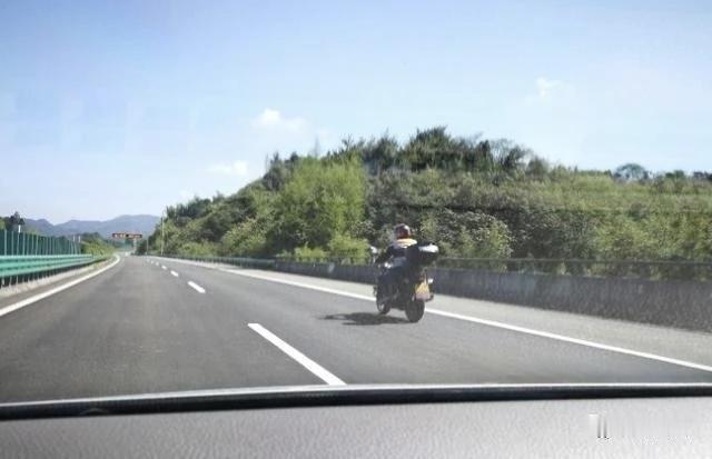 昨天从广东回广西，高速公路上多次遇见摩托车高速公路上飞驰，且都是超过我们的车，我