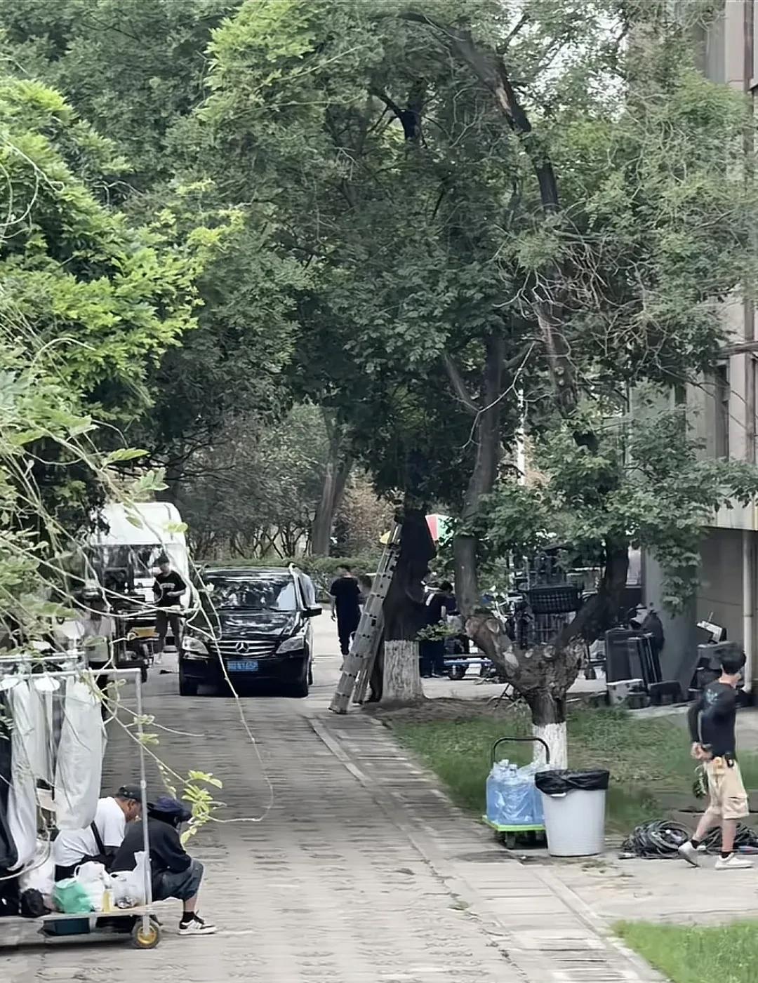 远远一辆奔驰商务车开过来，停好后还想是那个老板，只见下来一个弯腰驼背中年男人，再