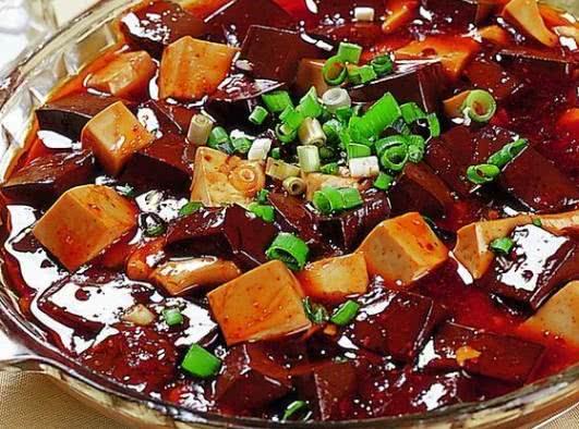 这道鸭血炖豆腐, 养颜补血, 是老人与女性的补血圣品, 吃出好气色