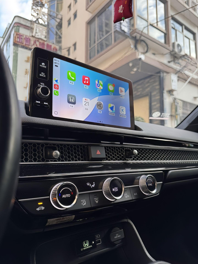 思域这中控真好看今天随手一拍，我的小白（思域）也太帅了吧！光线美到瞬间上头，日