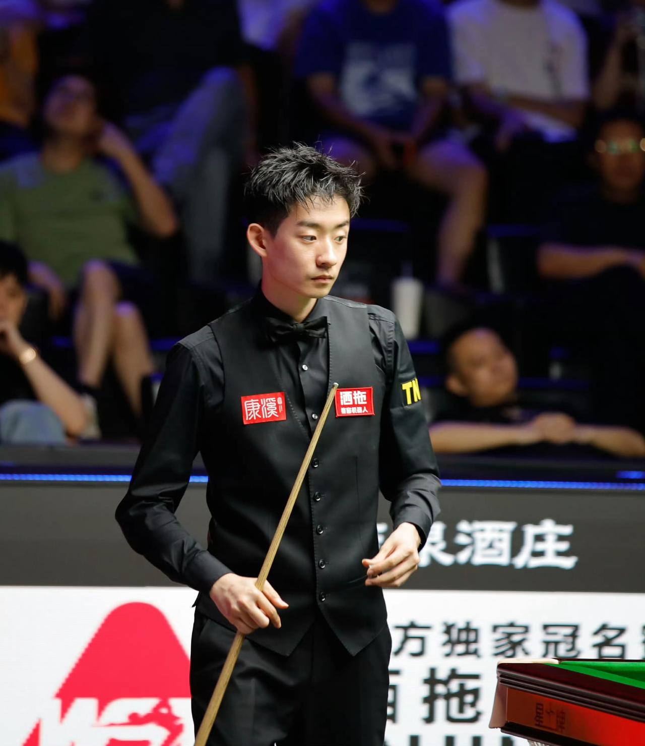 6-5！吴宜泽决胜局惊险过关。比赛一波三折，吴公子5-2拿到赛点，随后连丢三局，