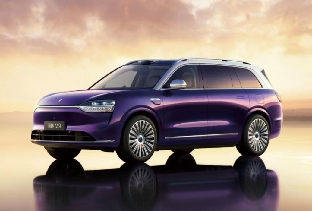 问界M9祝您新年手到福来