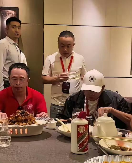 给大佬敬酒，人家头不回眼不抬继续夹菜，只能悻悻离开。这就是一厢情愿纯属多余，大佬