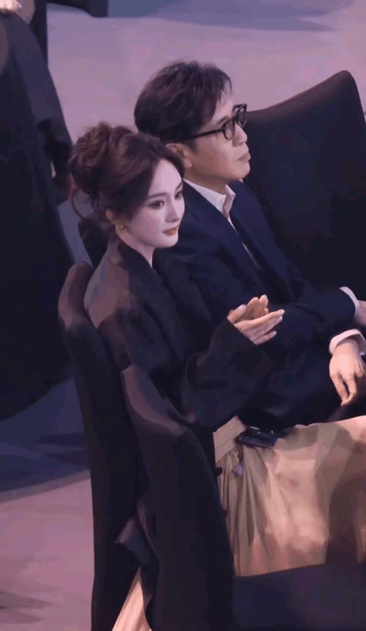 薄绸撕裂的脆响比快门声更先抵达耳膜。三寸细跟正碾在裙摆的苏绣凤凰上——杨幂侧颈