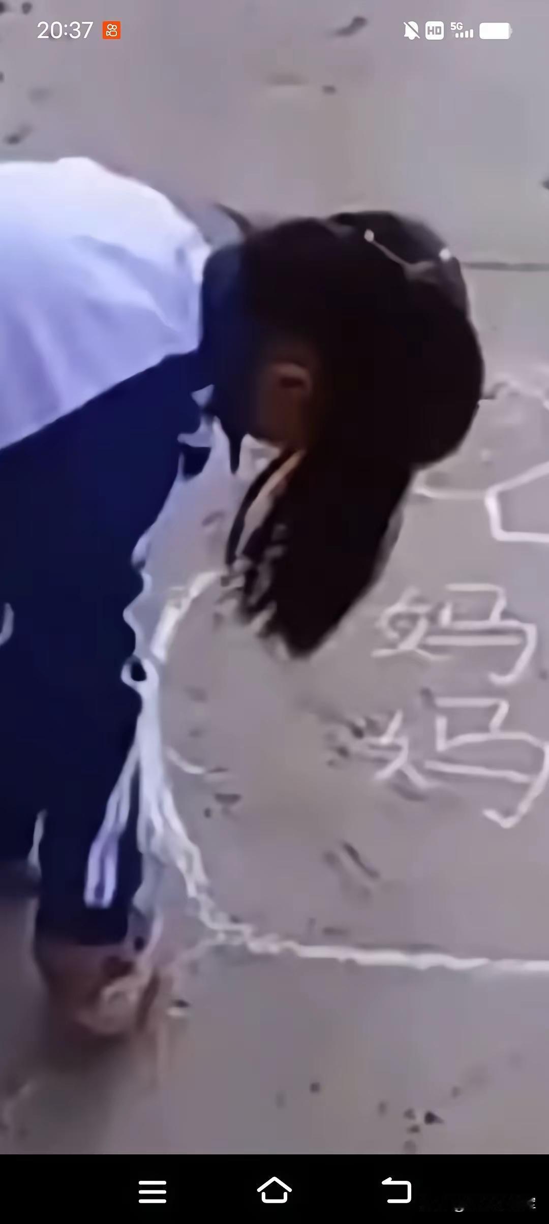 泪目！一女孩放学时，看见别的同学都有爸妈接送，突然想起了去世的妈妈，于是，她在放