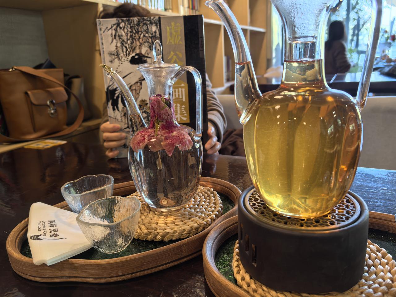 喜欢茶室的这种幽静淡雅的调调。一壶老白茶，一壶玫瑰花茶，轮换着喝，