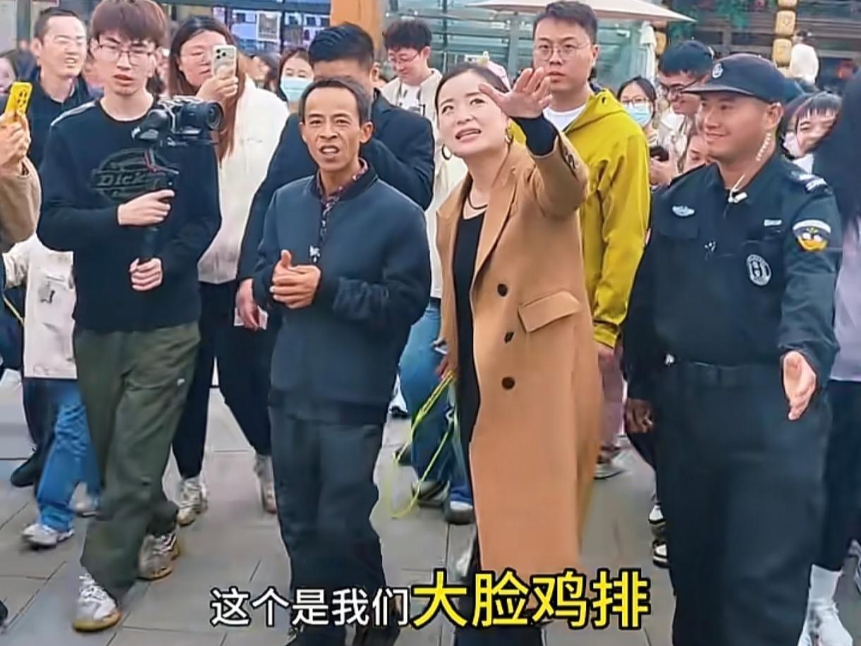 不知不觉,鸡排哥都已经穿上西装,系上领带,去到哪里都有人围绕着前后转,就像是个小