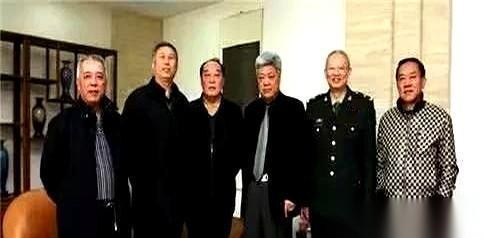 “司令，有人要见你。”“不见！”“是……是陶勇司令家的几个孩子……”许世友