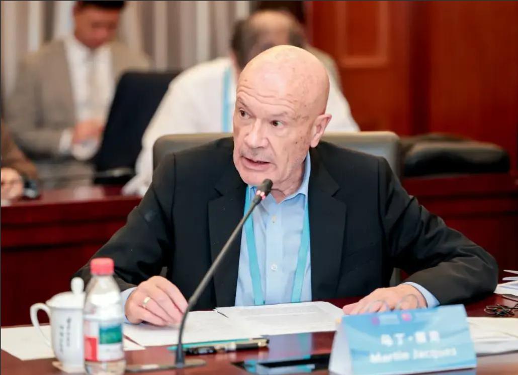 笑死，一个英国老头一句话把美国干沉默了。他说，一个靠战争发家、才风光了一百来年的