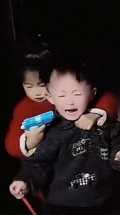 萌娃搞笑时刻！第一次见姐姐这么欺负弟弟的，这简直太好笑了吧！