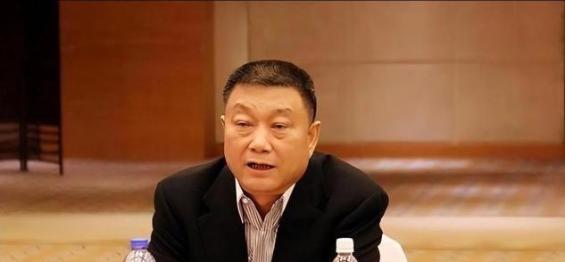 1989年，乌鲁木齐市的一小伙子以8万块的天价租下废弃电影院。朋友们都说：“疯了