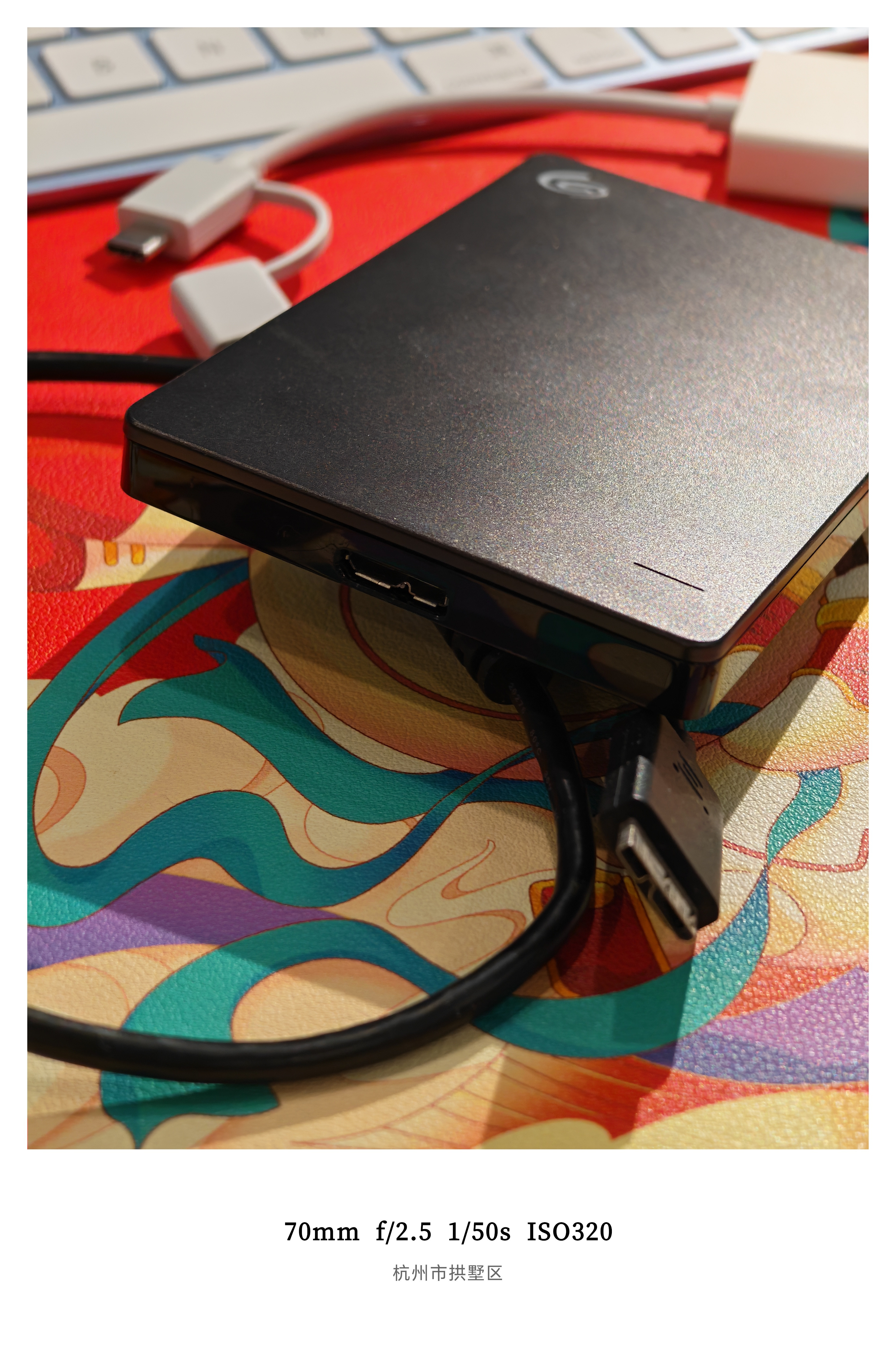 抽屉里翻出一块古早的移动硬盘用的是当年极为先进的USB3.0接口纯机械结构，一大