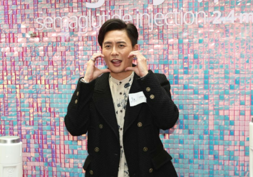 黄宗泽的左手戴着蓝绿色的宝石亮相活动被眼尖的记者追问戒指的详情？黄宗泽立即用手