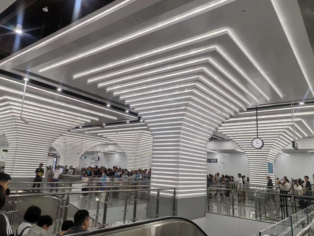 从来没有哪一趟地铁，能把一座城的人，齐齐整整地运往同一个方向。十二号线做到了