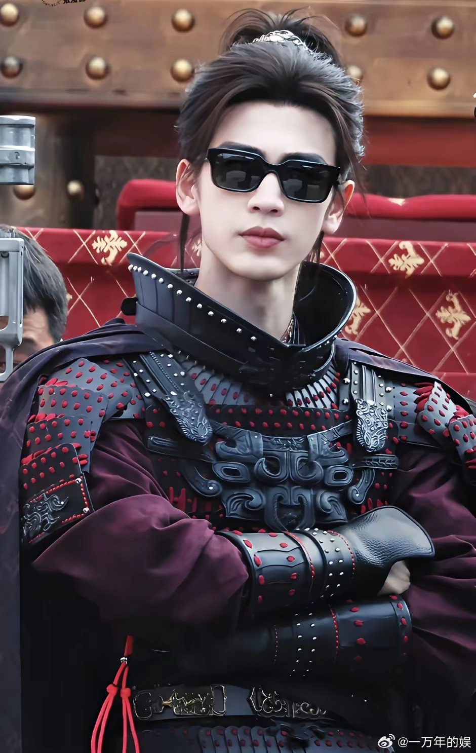 张凌赫后悔了吧，早知道演将军，应该晒个古铜色。网友说，赵丽颖的楚乔比武安侯谢征还