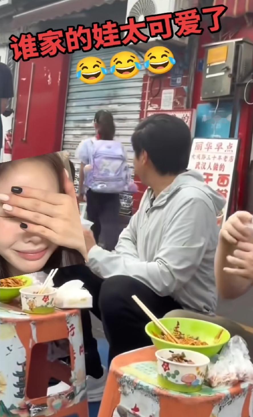 “吃个饭。这么多人拍照，我草！”所有人只记得这个女孩说的话了，历史总是惊人