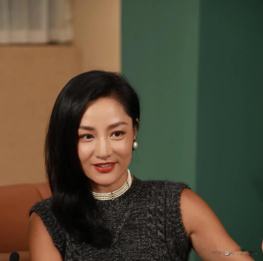 瞿颖，高调发文3月18日，54岁的瞿颖突然在社交平台发文，晒出了清迈小区里那