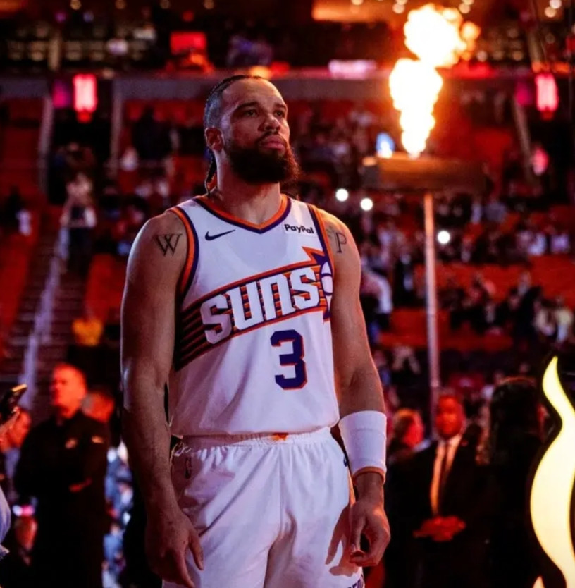 狄龙犯错了太阳和热火打到了最后11秒，狄龙的绝平三分不进，他还在落地过程中，拉