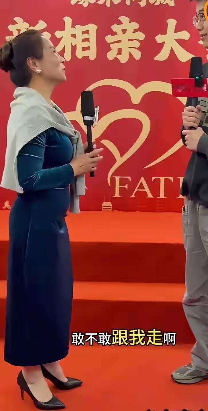 一位五十多岁的义乌富婆在相亲会上看中一位小伙，当场就放出豪言，三十万彩礼再加一辆