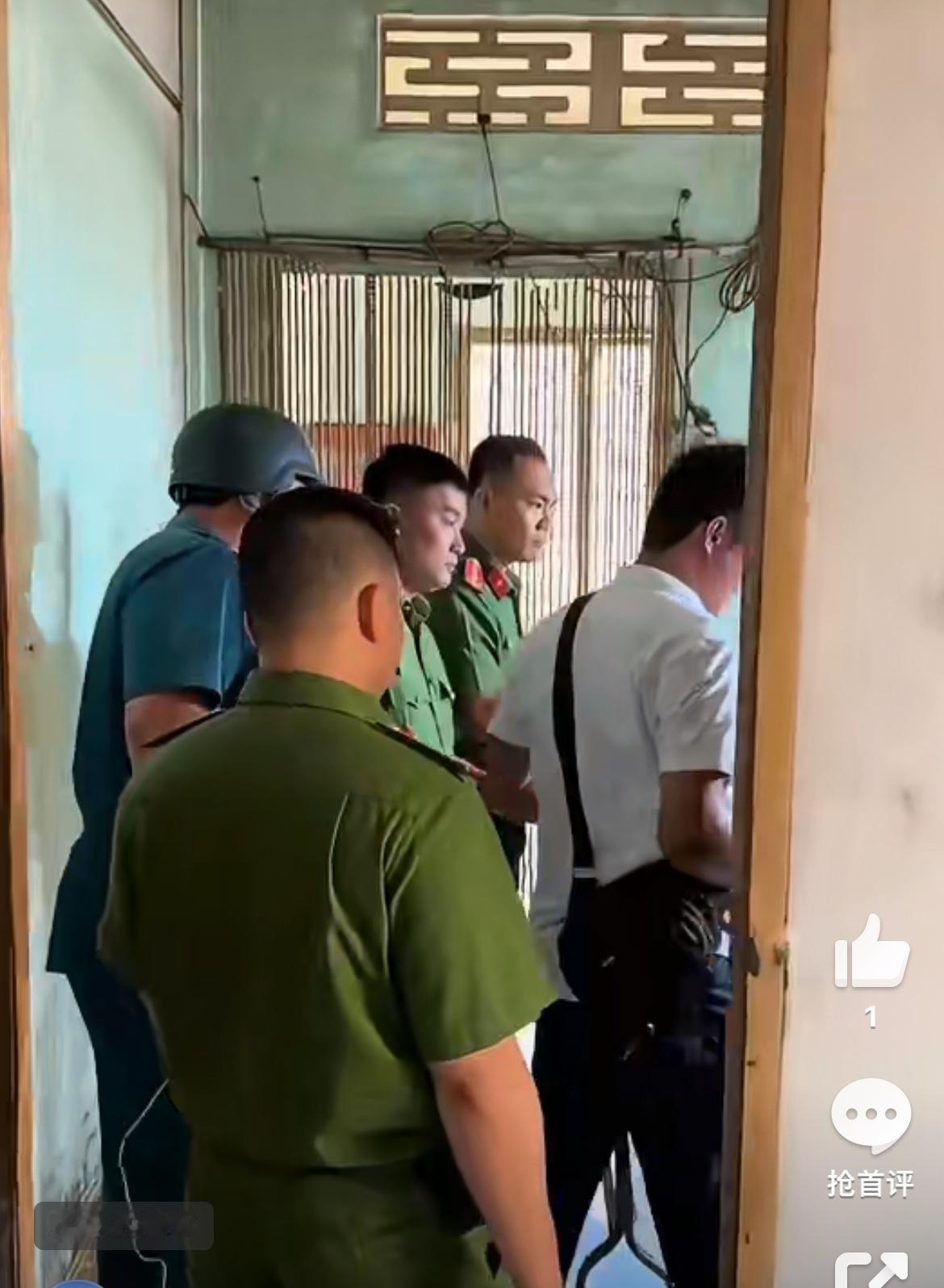 越南公安上门抓捕持刀的神j病，这战五渣的装备简直了。五个壮男进入室内抓捕一个持砍