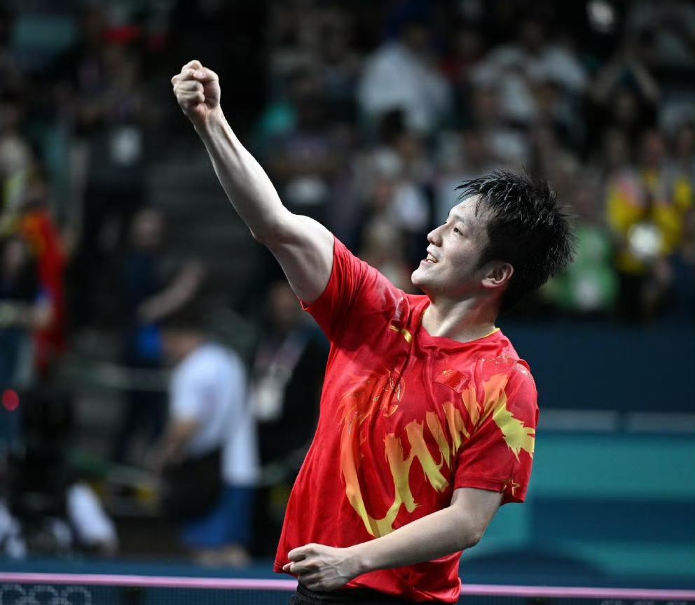 最喜欢的巴奥照片，没有之一。东东萌萌的、帅帅的脸，配这肌肉线条拉满的手臂太有反