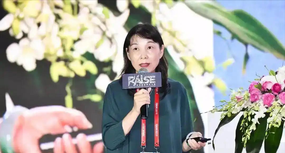 杜建英如今这么尴尬，说白了就是宗庆后太高估自己在宗馥莉心里的分量了，以为父女情深